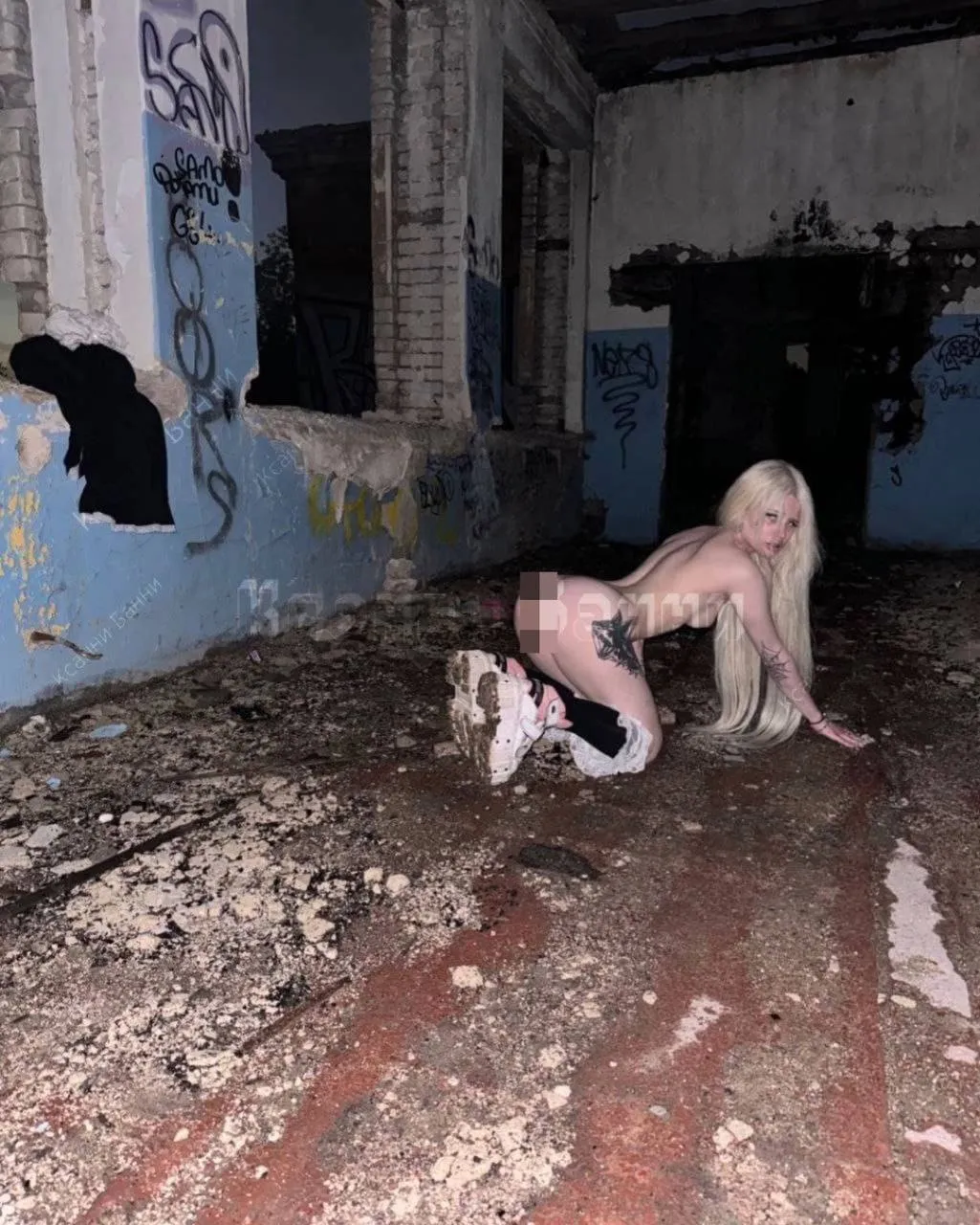 Xanny Bunny zuigt pik bij de ingang