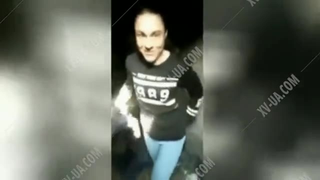 Закладчицу раздели и облили мочой