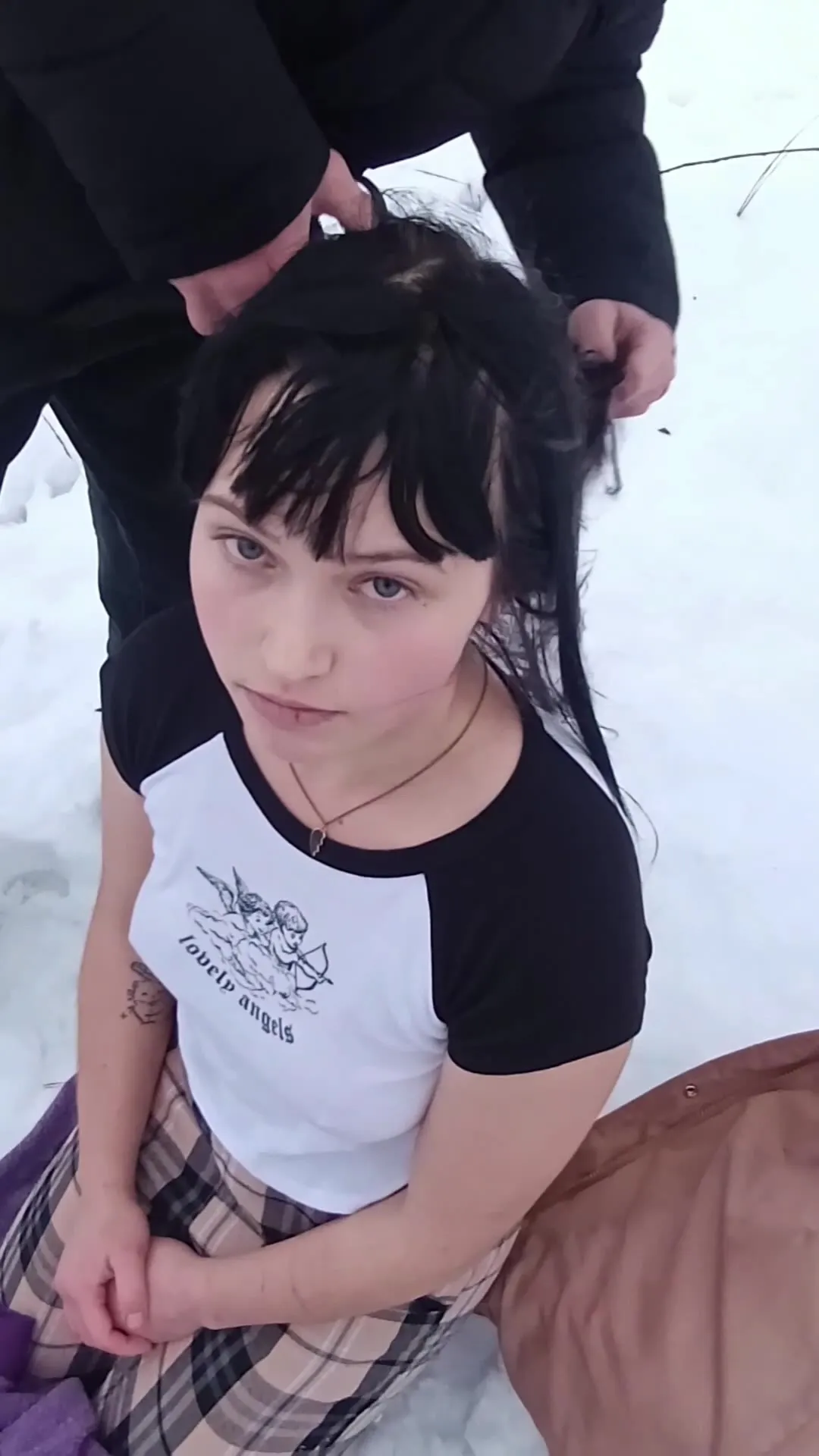 Банда спортиков выебала закладчицу на глазах у её парня